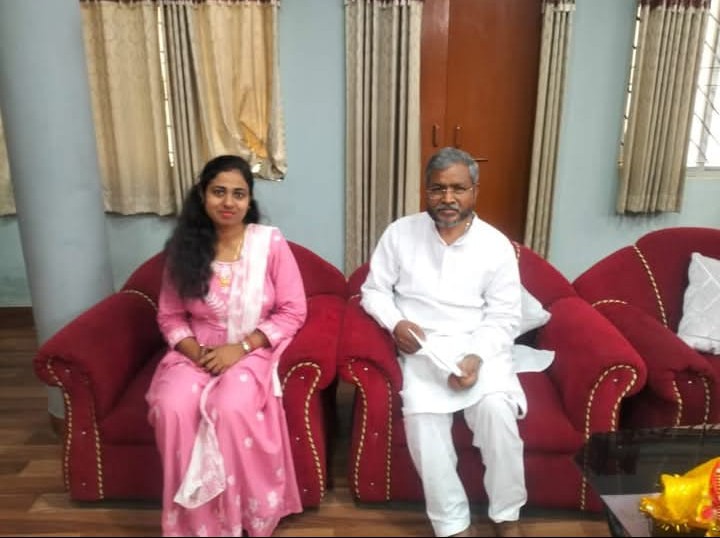Rupa Ajit Kumar Modi seated on a red sofa next to Babulal Marandi